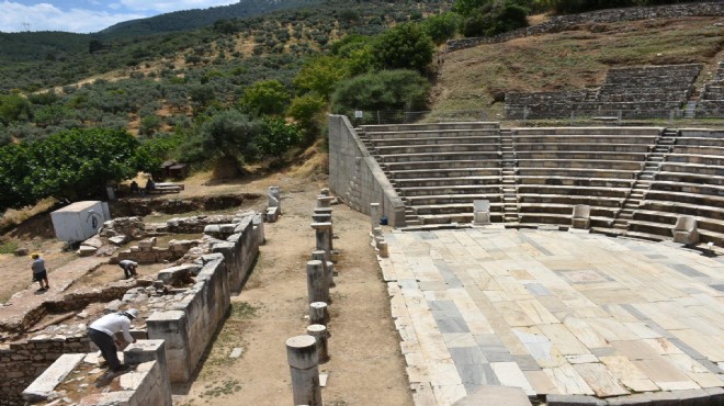  Ana Tanrıça Kenti nde tiyatro sahne binası gün yüzüne çıkıyor