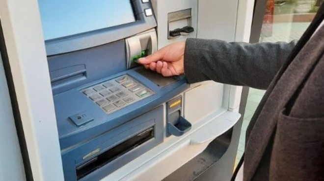 ATM den para çekerken dikkat: Kartları çalıyorlar!
