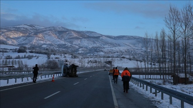 Askerleri taşıyan servis devrildi: 1 şehit, 3 yaralı