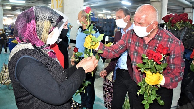 Başkan Karakayalı annelere gül dağıttı