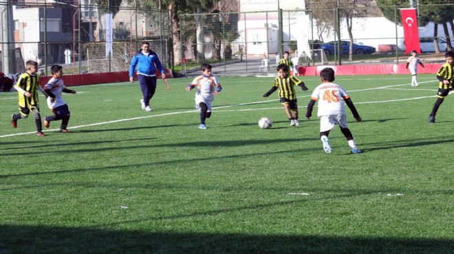 Bayraklı'da U-10 Cup Futbol Turnuvası başladı