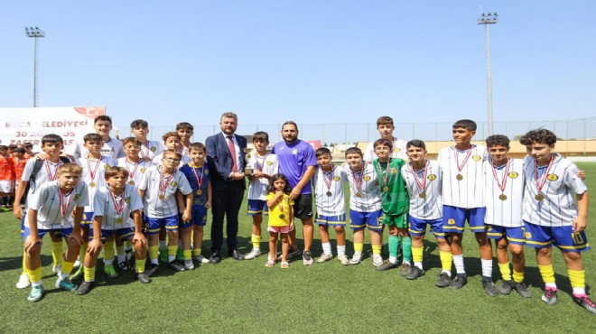 Buca U14 Futbol Takımı’nın şampiyona sevinci