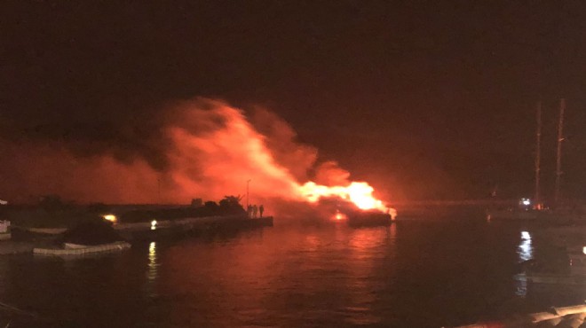 Çeşme'de panik gecesi: Art arda patlama sesleri, marinada yangın!