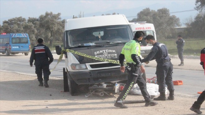 Feci kaza: Motosiklet minibüsün altında kaldı