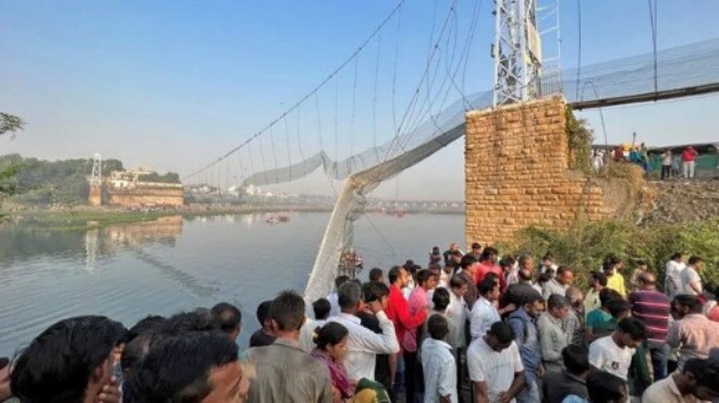Hindistan'da asma köprü çöktü: 132 ölü
