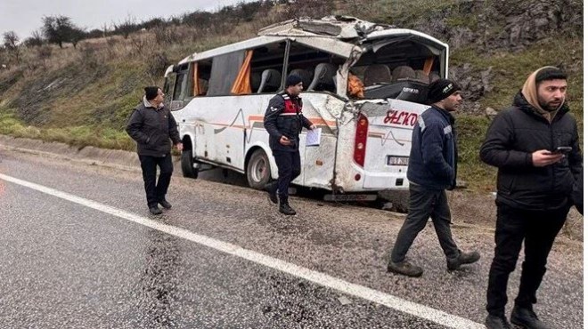 İşçileri taşıyan servis devrildi: 4'ü ağır 25 yaralı