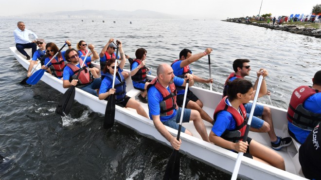 İzmir Körfezi nde nefes kesen yarış: Başkan da dümende!