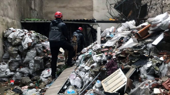 İzmir'de 3 katlı metruk bina çöktü