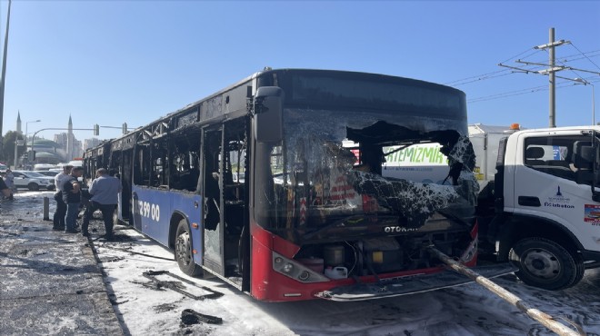 İzmir de belediye otobüsü seyir halindeyken alev topuna döndü!