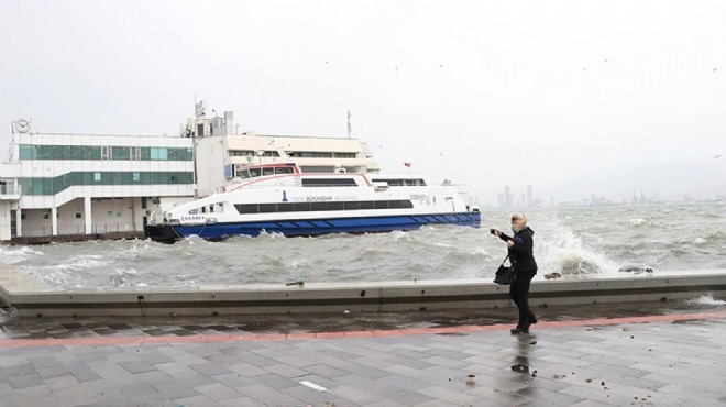 İzmir de deniz ulaşımına sağanak ve fırtına engeli!