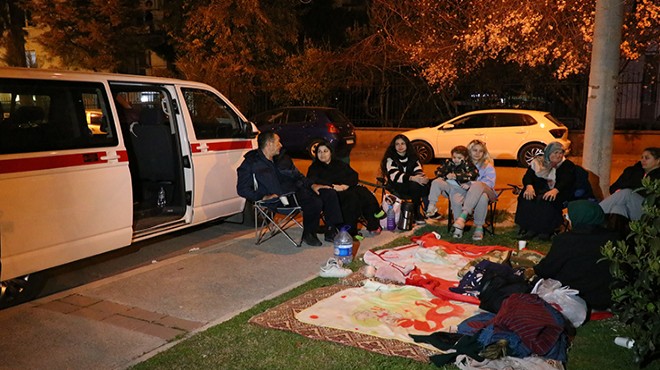 İzmir'de deprem paniği: Geceyi çadırda geçirdiler!