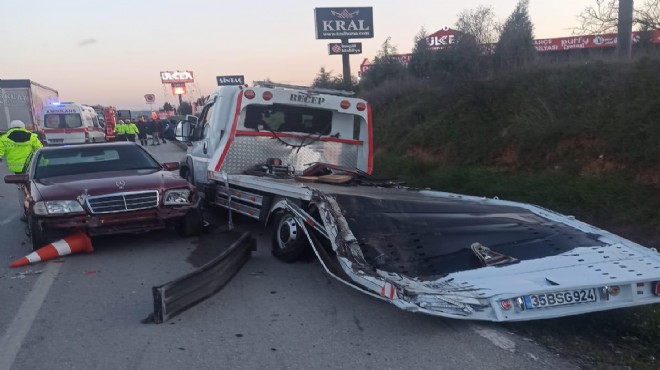 İzmir de feci kaza: Çekicide bulunan araçlar yola savruldu... 1 ölü 1 yaralı