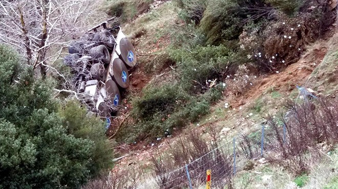 İzmir'de feci kaza: Tanker uçuruma yuvarlandı!