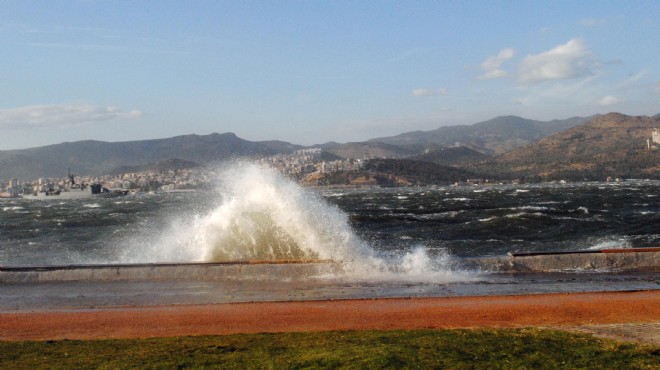 İzmir'de fırtına kabusu: Vapur seferleri durdu!