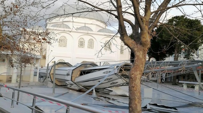 İzmir de fırtına nedeniyle minare yıkıldı