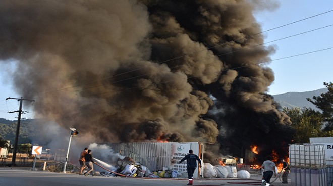 İzmir'de geri dönüşüm tesisinde korkutan yangın