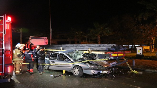 İzmir de korkunç kaza: Tıra çarpan otomobilin sürücüsü öldü