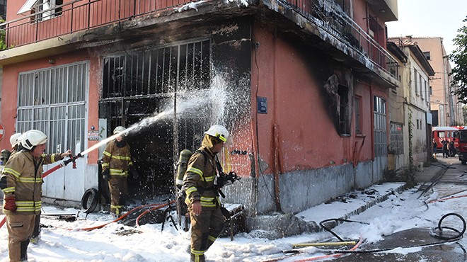 İzmir'de motosiklet tamirhanesi yandı