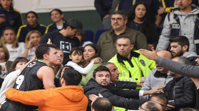 İzmir'de olaylı maç: Oyuncular tribüne çıktı!