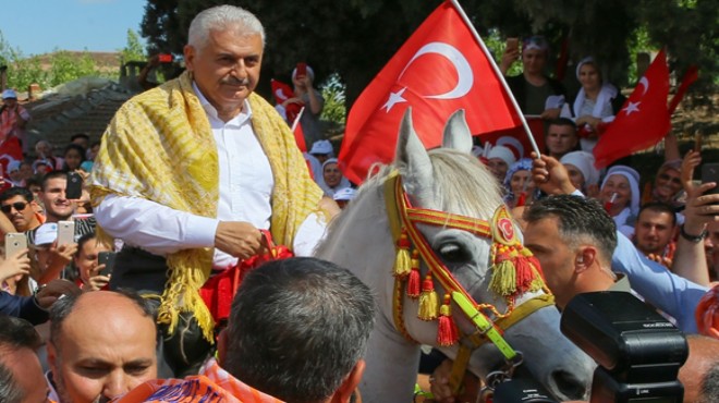 İzmir'de renkli görüntüler: Başbakan şenliğe ata binerek geldi!