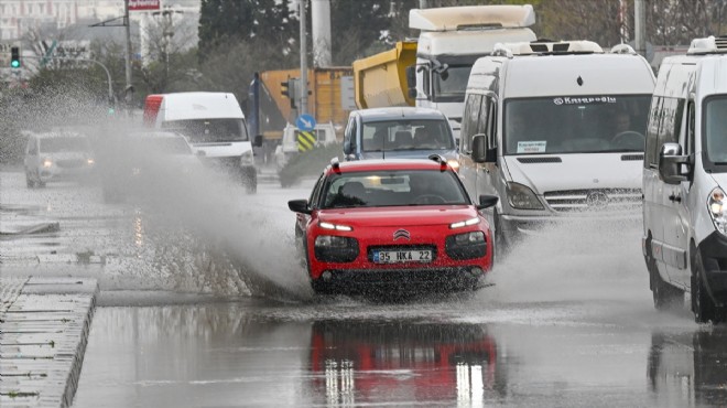 İzmir'de sağanak etkisi: Yollar göle döndü, Kemeraltı'nda aynı manzara!