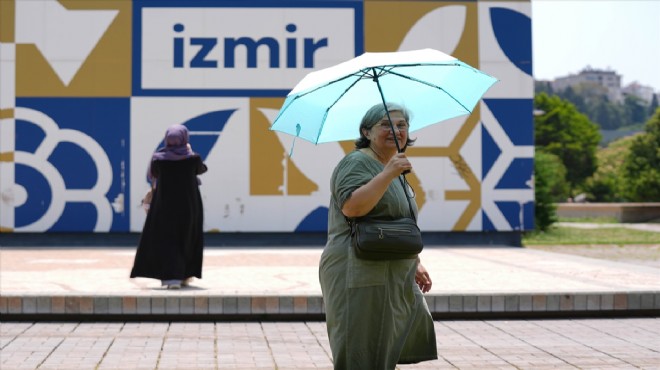 İzmir de sıcak hava bunalttı, kışlık şemsiyeler çıktı!