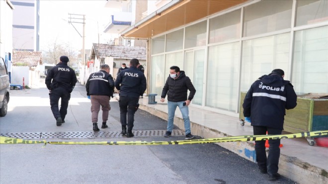 İzmir'de sokak ortasında silahlı kavga dehşeti!