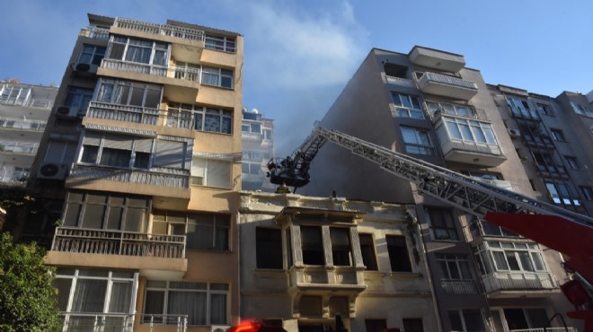 İzmir'de tarihi binanın çatısında yangın