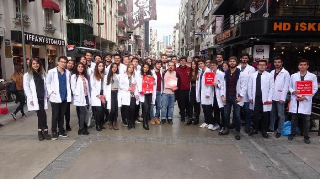 İzmir'de tıp öğrencileri prezervatif dağıttı
