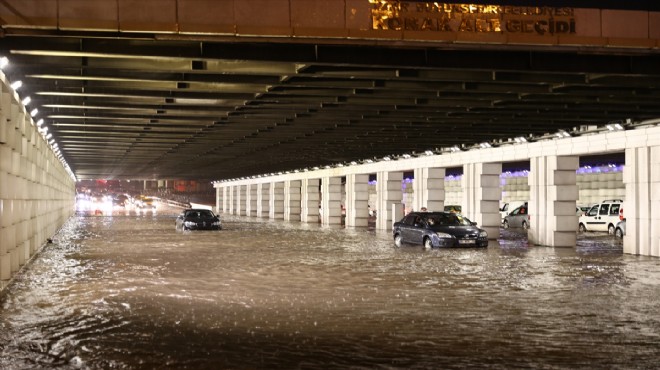 İzmir de sağanak kabusu: Kent sular altında!