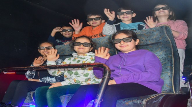 İzmir'de çocuklar 12D sinema keyfi yaşıyor