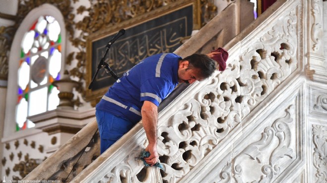 İzmir’in camilerinde A’dan Z’ye temizlik