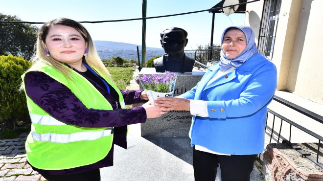 İzmir'in kadın muhtarlarına mor çiçekli sürpriz