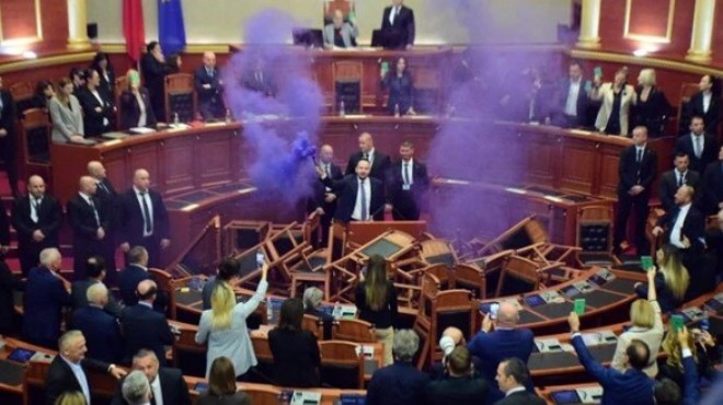 Meclisi oturumuna sis bombasıyla müdahale
