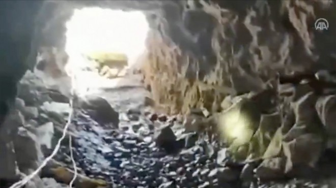 Mehmetçik teröristlerin Zap'taki mağarasına girdi!