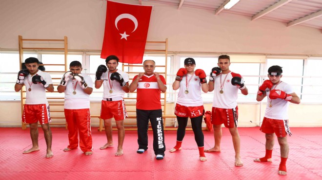 Minderde Bayraklı Kick Boks Takımı fırtınası