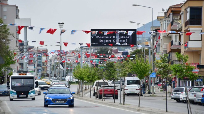 Narlıdere'nin caddeleri bayraklarla süslendi