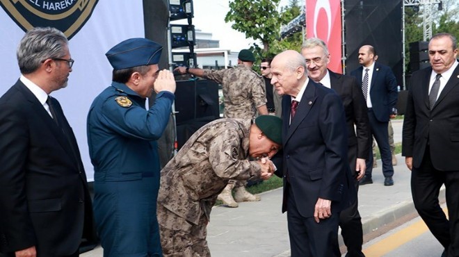 Özel Harekat Başkanı Bahçeli'nin elini öptü!