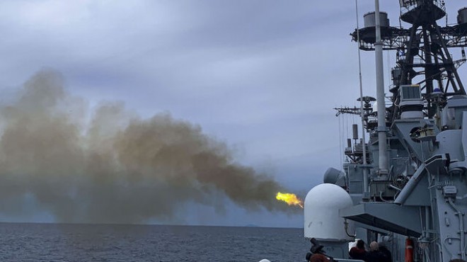 Rus savaş gemisi Karadeniz'de uyarı ateşi açtı!
