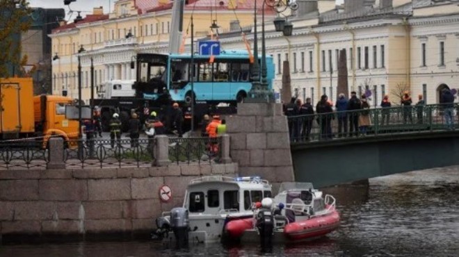 Rusya da yolcu otobüsü nehre düştü: 7 kişi öldü