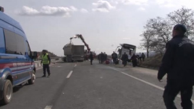 TIR ile otobüs çarpıştı: Yaralılar var