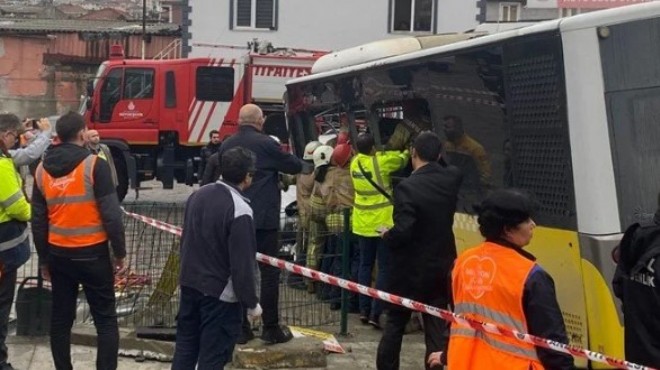 Tramvay ile İETT otobüsü çarpıştı: 4'ü ağır 19 yaralı