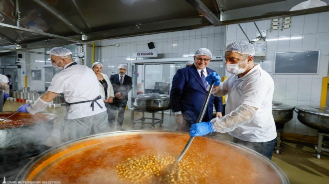 Tugay eline kepçeyi aldı, Ramazan dayanışmasına katıldı