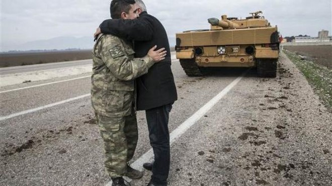 Vatandaş Mehmetçik'i boynuna sarılarak uğurladı