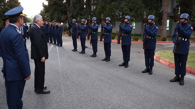 Başbakan Yıldırım'dan Çiğli Ana Jet Üssü'ne ziyaret