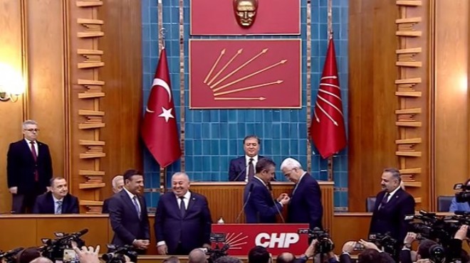 Ve Salih Uzun CHP rozetini taktı... Özel den İzmir örgütüne övgü seli!