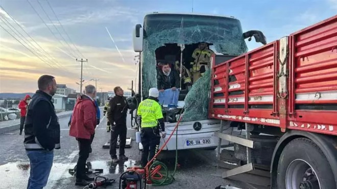 Yolcu otobüsü TIR'a çarptı: 13 yaralı