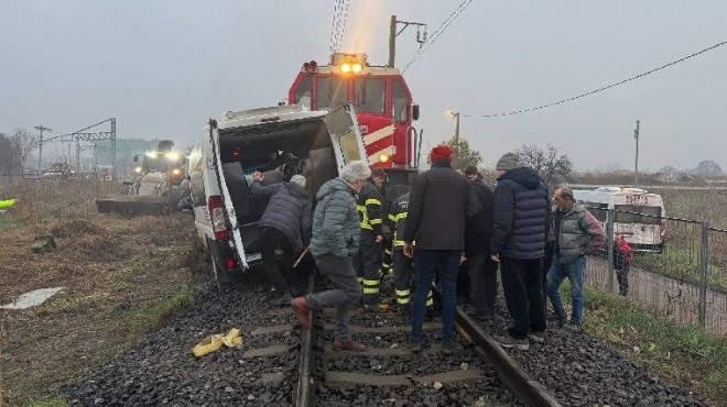 Yük treni işçi servisine çarptı: Yaralılar var!