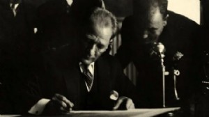 Atatürk'ün orijinal imzası paylaşıldı: Bilinenden farklı!