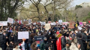 On binlerce öğrenci Şişli Belediyesi'ne yürüdü